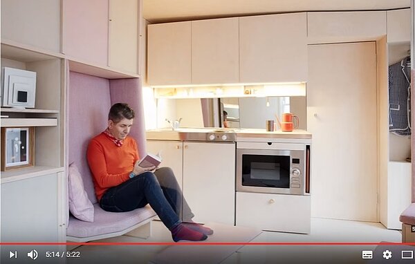 用隱藏式收納空間，4坪小的房子也能一應具全。（翻攝自youtube）