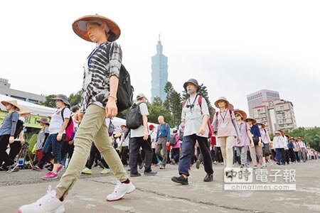 法鼓山14日在台北市國父紀念館舉辦浴佛節活動,號召民眾透過「都市經行」來調整心靈時鐘,放慢生活步伐。(黃世麒攝)