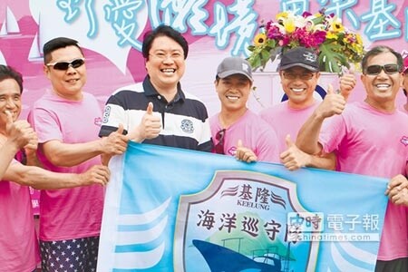 基隆市長林右昌（左二）宣布，6月他將「下海」潛水，到潮境保育區看看復育現況。（曾百村攝）