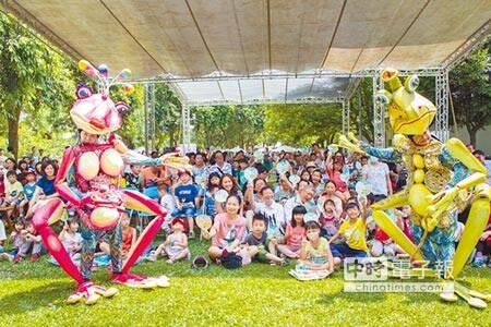 我家也有綠公園昨邀請無獨有偶劇團演出《蛙靠部落》，讓大人、小孩看得津津有味。（莊旻靜攝）