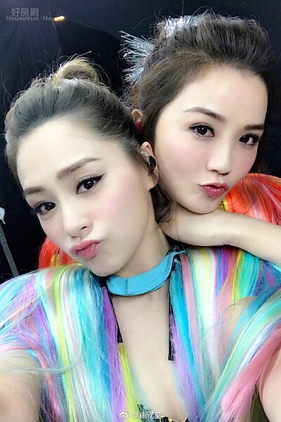 1.「TWINS」由阿嬌（左）、阿Sa組成。（翻攝自鍾欣潼微博）