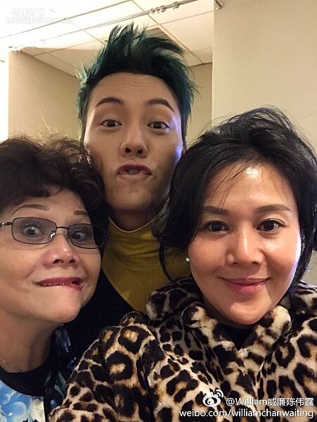 7.陳偉霆和媽媽(左)、姊姊(右)感情深厚。(翻攝自陳偉霆微博)