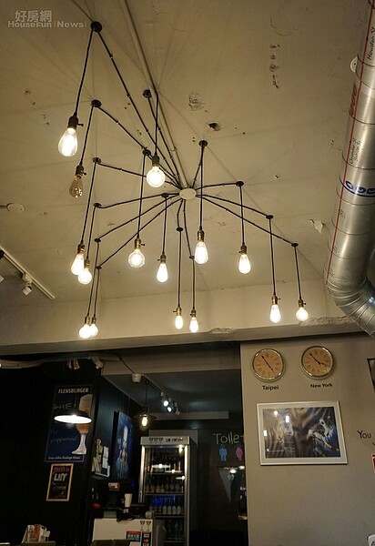 7.天花板一盞盞吊燈,仔細看會發現排成一片Pizza的形狀,算是個隱藏版小驚喜!
