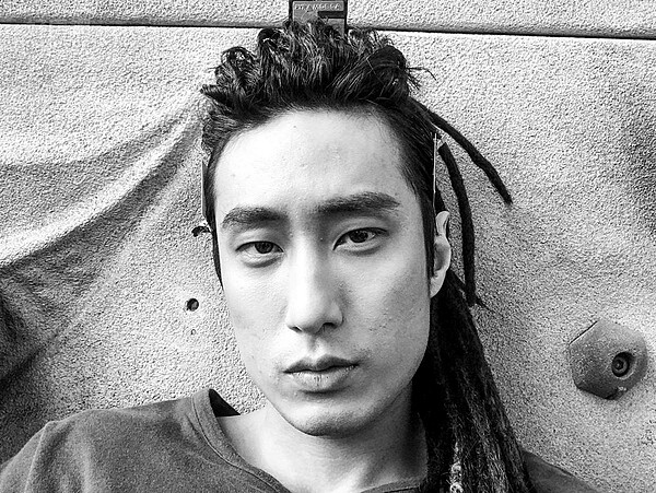 1.萬子豪給人帥氣酷勁的印象,18歲即出道擔任模特兒工作,迄今已闖出不小名氣。