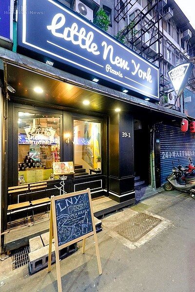 2.萬子豪與友人在東區延吉街合開Pizza店,相隔一條市民大道租金就相差2~3倍,對預算有限的他來說是很大誘因。