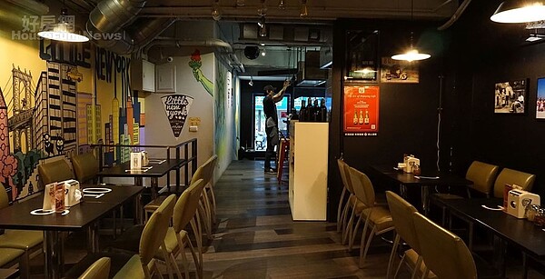 3.萬子豪堅持能省即省的精神,除了複雜的水電拉線工程,店內包括牆面粉刷、安裝燈管…等大小事幾乎不假他人之手。