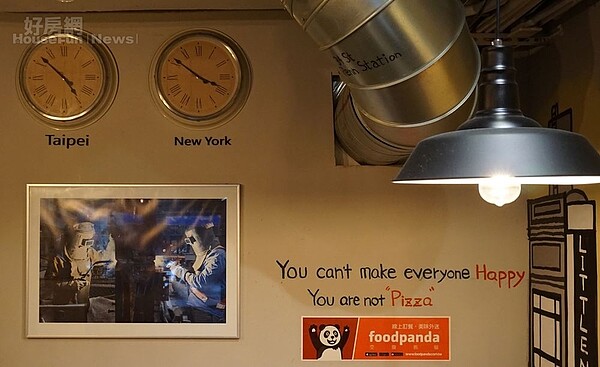 6.店內擺設有著道地紐約風味,排煙管上的紐約地鐵路線圖,讓人很有共鳴。