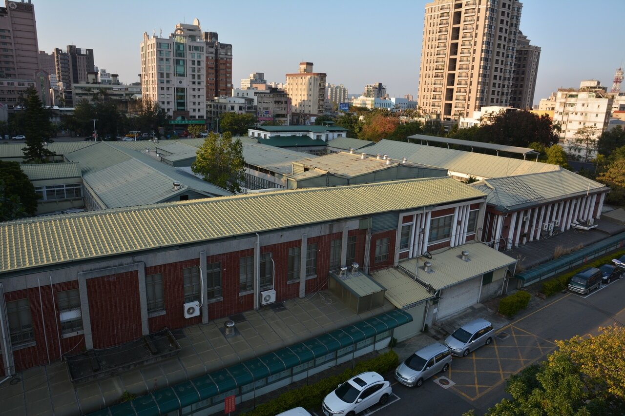 新竹市區建物新舊交錯,人口雖持續增加,但某些月份已出現遷出大於遷入的現象。(記者林家琛/攝影)