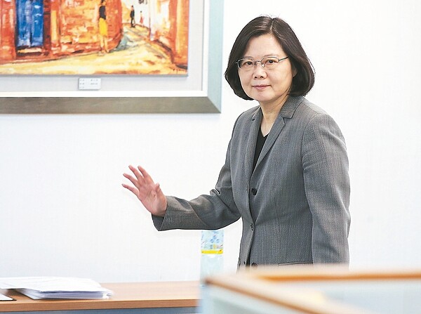 民進黨昨中常會,身兼民進黨主席的蔡英文總統出席主持,面對媒體詢問民調下滑,她微笑未回應。 記者高彬原/攝影