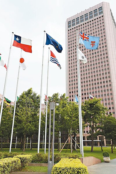 立委盧秀燕揭露斐濟駐華貿易暨觀光代表處10日突然撤館,但斐濟駐華貿易暨觀光代表處原位於台北世貿中心的國際貿易大樓前世貿廣場上,斐濟國旗(前右)仍佇立其中。 記者胡經周/攝影