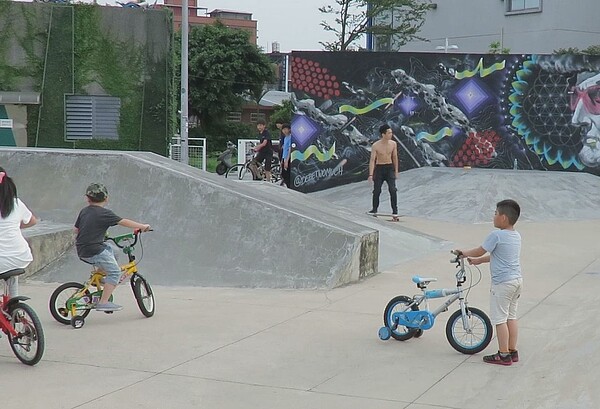 桃園市平鎮區新勢公園內極限運動場,設置後缺乏管理維護經費,滑道地板龜裂未修護,也無專責單位看管場地使用情形。 記者張弘昌/攝影