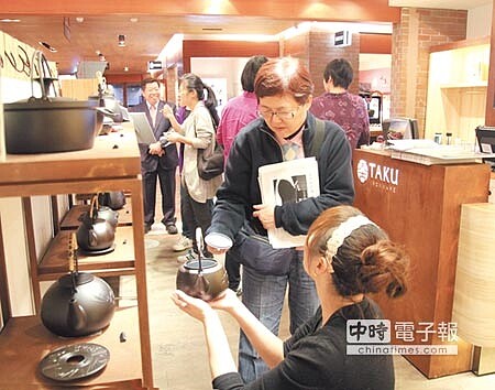 大古鐵器採用脫臘精密陶瓷鑄造,只有2-3mm厚度輕量又耐用,鑄鐵鍋內壁以亞麻仁油開鍋,可以煮出食物本身的美味甘甜,使人元氣充足,廣受媽媽們喜愛,母親節檔期熱銷。圖/王妙琴