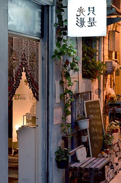 2.	門口以爬藤植物、盆栽和小黑板布置。
