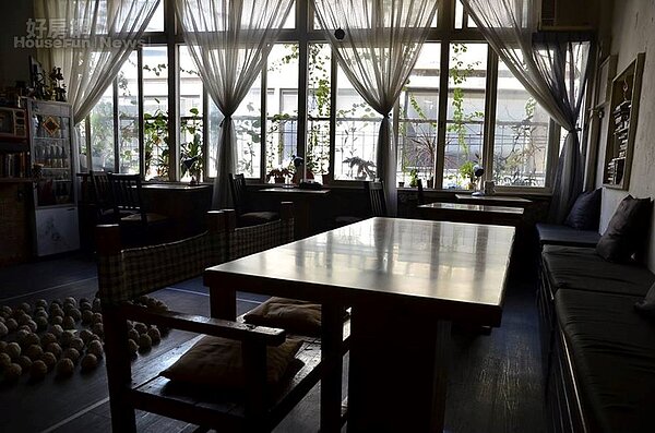 3.	咖啡區以原木和白窗簾為基調。
