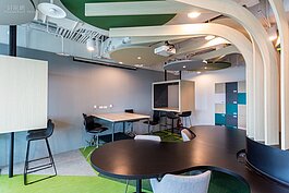 101青創基地目前應屬於試驗性質，因此座位不多，不過裝潢卻一點都不馬虎。101大樓透露裝潢共花了超過三百萬。整體裝潢看起來十分簡約又洋溢輕鬆的氣息，與一般充滿嚴肅氣息的辦公室有著很大的氛圍差別。