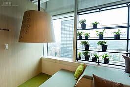 左邊燈罩是燈沒錯，但也是講電話擔心被人聽到的隱密電話通話空間，十分的有創意。