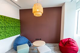 想到好點子又不想因為外界打擾而消失得無影無蹤？想要放空思考未來？這裡有專屬的放空房可以使用。也可在此小組討論腦力激盪。