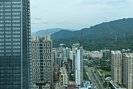 累了，遠眺象山與車流，可舒緩一下身心的壓力。