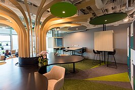 青創基地是沒有任何的固定坐位，採跟微軟一樣的Co-Working的概念，哪邊有空位就坐在哪裡。