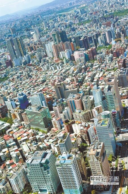 環保署上月預告修正的環評規範一旦上路,都市高樓建築將可免環評,環保署長李應元昨強調回歸專業審查是政策方向。圖為台北市高樓林立。(本報資料照片)