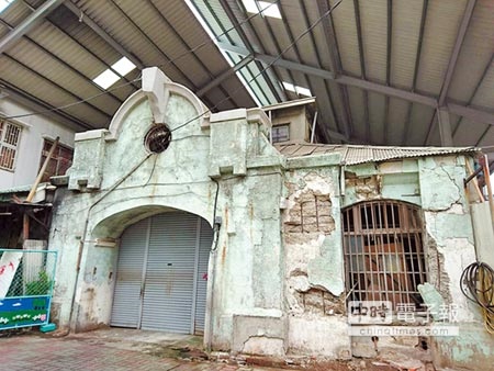台南市定古蹟西市場年久失修，形同廢墟，修復工程昨正式動土。（程炳璋攝）