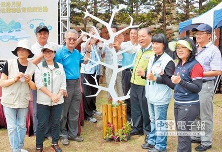 建立水土資源保育觀念，澎湖縣政府20日舉辦澎湖水土保持月暨國際生物多樣性環境教育推廣活動，400多名鄉親冒著小雨踴躍響應（見圖，陳可文攝）