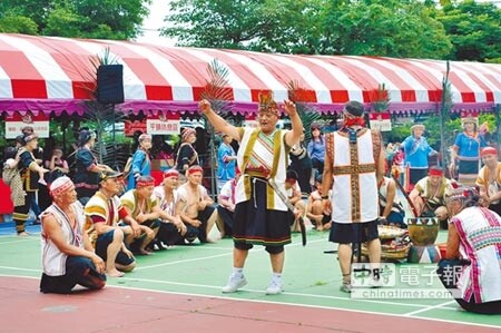 「布農族射耳祭」20日於平鎮區民俗文化公園廣場舉行，桃園市的不少布農族人齊聚，用古禮呈現歲時祭儀的文化傳統（見圖，楊明峰攝）