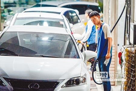 
中油宣布，汽油價格今起每公升調漲0.5元、柴油價格每公升0.6元，昨晚加油站出現加油的車潮。（鄭任南攝）
 