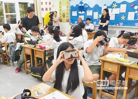 大有國中以AR、VR來一場不一樣的忠烈祠神社課程。(甘嘉雯攝)