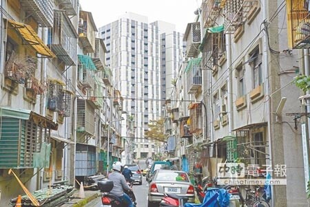 　天壤之別　　政府將創設住都中心，執行社會住宅興辦、公辦都市更新，及具公益性民間更新案推動；圖為台北市嶄新的「興隆公共住宅」和老舊社區。（本報資料照片） 