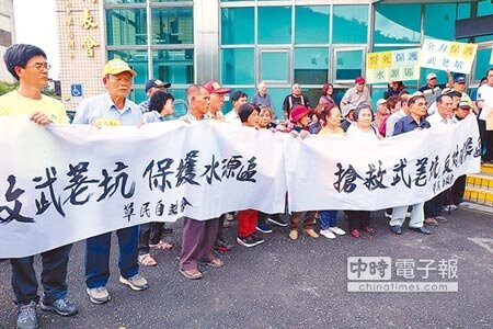 蘇澳鎮公所選定在武荖坑九股段設置殯葬設施，昨組成自救會的居民赴代表會陳情抗議，認為在武荖坑風景區旁設置殯葬設施，恐讓風景區美名毀於一旦。（李忠一攝）