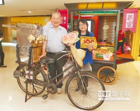 歡慶端午,桃園機場邀請知名肉粽阿伯黃銘就重現昔日街頭騎腳踏車叫賣燒肉粽的身影,采盟免稅店董事長古素琴也拿著桃園復興區三光部落小農五月桃現場義賣。 (陳麒全攝)