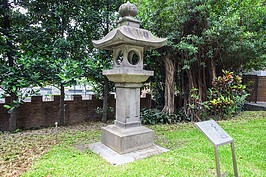 圓山飯店的前身為台灣神社（後期改為台灣神宮），國民政府來台後拆毀台灣各地神社（包括台灣神宮），原台灣神宮位置則蓋圓山大飯店。當年台灣神宮的石燈籠僅剩一組，目前存放在花博公園旁。