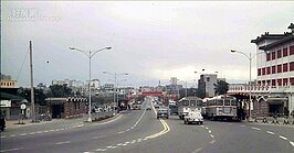 1970年時中山橋的方向往中山北路台北車站方向看過去的樣子，右邊就是台北廣播電台。照片中有一牌坊，比對位置應與現在作為花博園區天橋的位置差不多。在台北廣播電台的建築物左邊有一白色橫條紋建築，就是早期憲兵中山北路分隊（俗稱舊北區隊）的駐地。（照片來源／網路翻攝）