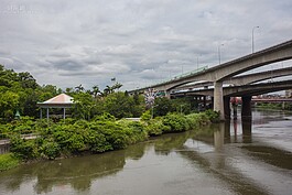 兒童樂園已經搬遷到士林，但在中山橋上還是可以看到園區內的遊樂設施還未拆除。