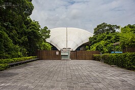 當年動物園的門口拆除後，納入兒童樂園的一部份，然後又改成3D劇場。不過兒童樂園已經搬到士林，這裡僅存建物讓人憑弔那段歡樂過往。