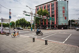 在同個路口看海霸王餐廳。餐廳左邊已經成為花博公園，當年美軍協防台灣司令部的東營區已經走入歷史。可見證當年有軍事單位存在的證據就是位於民族東路上的憲兵指揮部，在當時是東營區的一部份。