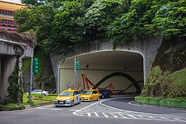 興建於1969年的圓山隧道，至今依舊是重要的交通要道，上面就是圓山大飯店。