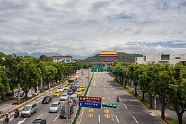 由花博天橋往圓山飯店方向看過去。左邊是美軍協防台灣司令部的西營區，右邊則是東營區。台北廣播電台建物依舊存在。馬路中間原本有快慢車分隔島則是拆除，人行道上的樹木已經高聳入雲。
西營區的前身則是日本陸軍用的療養病院，正式名稱為台北衛戍病院圓山分院。該院於1944年10月開始多次受到美軍空襲，到1945年6月最後僅剩下兩棟長型房舍成為二號戰俘營，其餘在大火中毀滅殆盡。