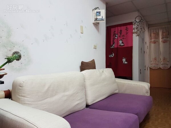 2.	雖為30年老屋，卻沒有老舊感，客廳的復古木椅搭配白紫色坐墊，頗有民宿的感覺。
