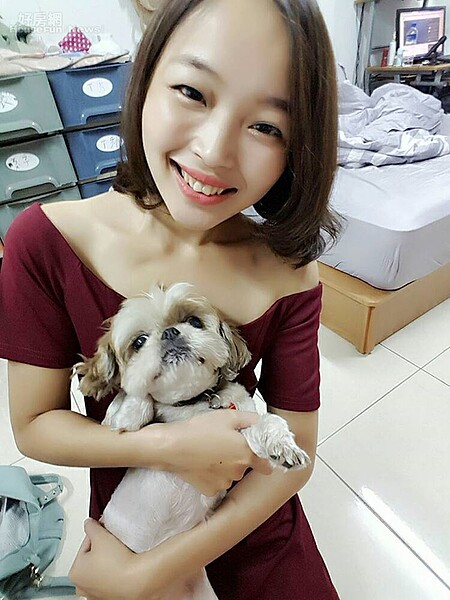 7. Candy在家喜歡與寵物玩耍,或是剪輯影片、追劇等。