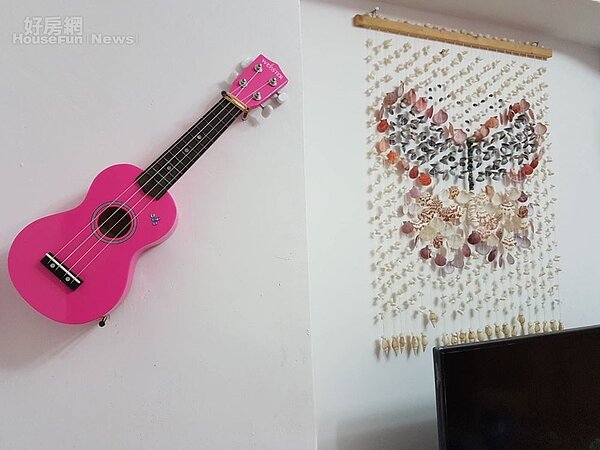 6. 烏克麗麗也是很好的裝飾品,搭配貝殼風擺飾,別有一番情調。