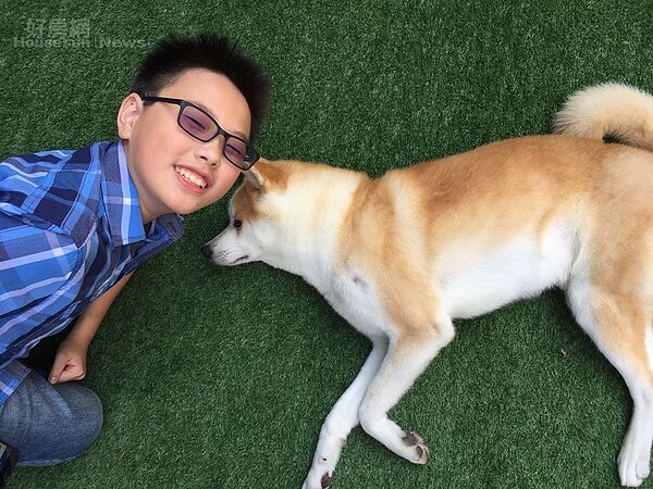 2. 位於文山區的新家,超大庭院讓兒子與大狗好開心。