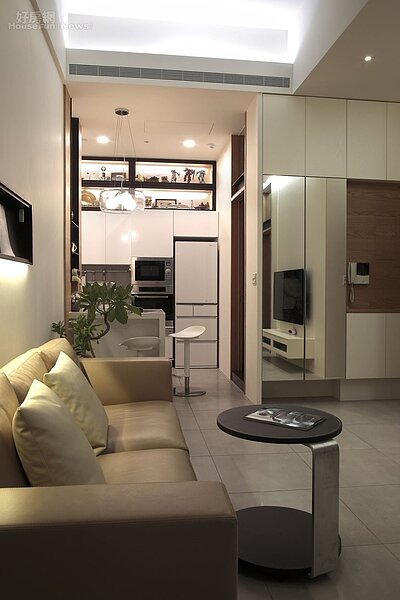 5. 客廳與廚房相通,動線流暢通透。