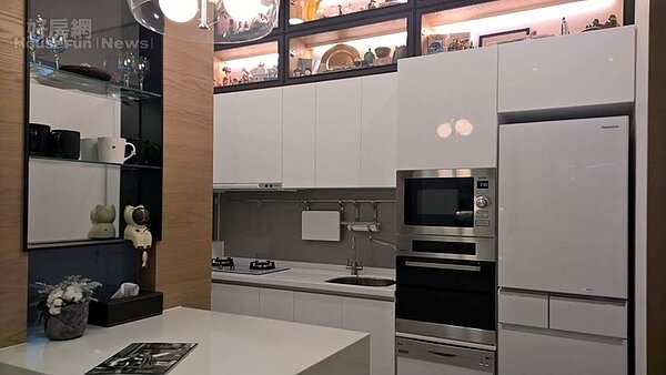 6. 白色系的開放式廚房與吧檯式餐桌。