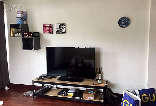 4.二樓主要是客廳,以現成沙發佈置,旁邊還有一個金旼哉專用的工作桌。