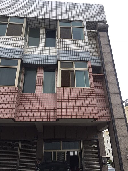 2.金旼哉婚後搬進彰化四層樓透天厝,總坪數約80坪,屋齡超過20年。
