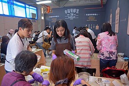 請專業烘培師指導民眾如何製作麵包