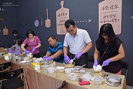 民眾認真學習麵包製程