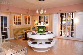 與實品屋不同的是，這裡用麵包工法來形容建築